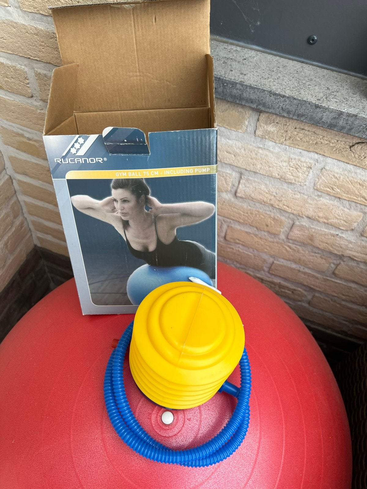 Rode Fitness Bal met Pomp - Rucanor Gym Ball 75 cm, Ophalen of Verzenden, Zo goed als nieuw, Buik, Fitnessbal