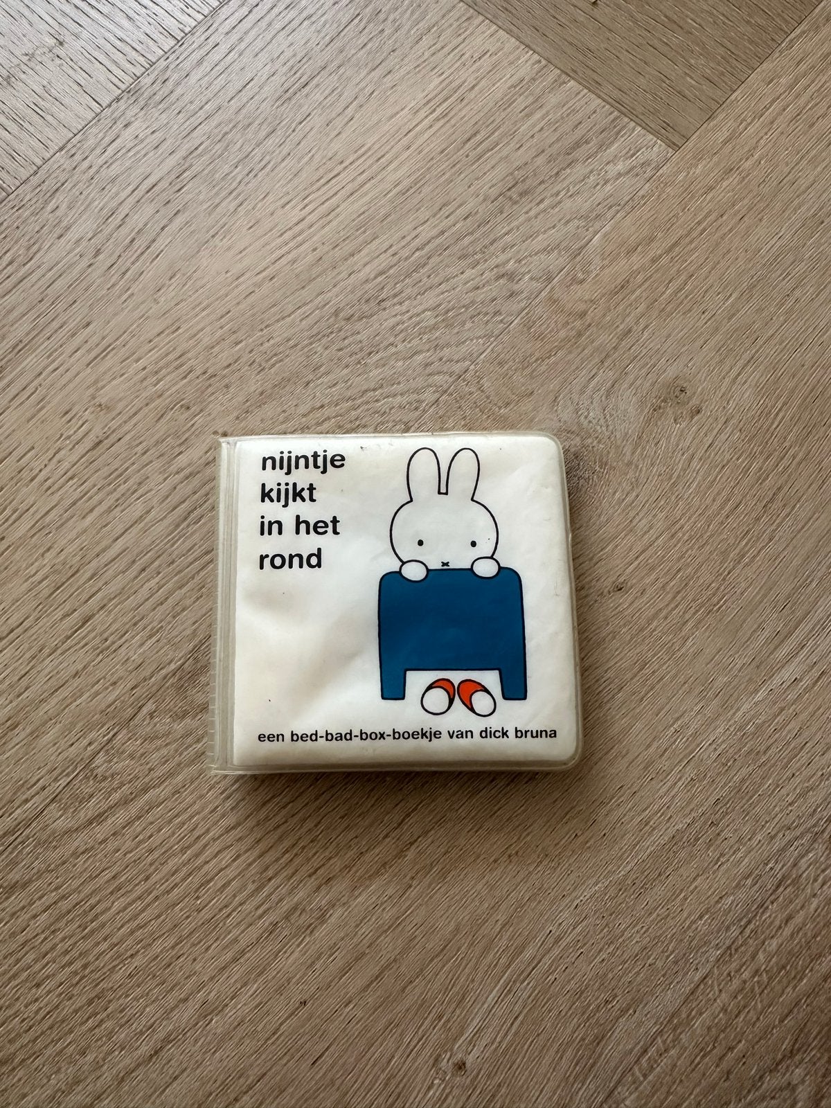 Nijntje kijkt in het rond - Bed-bad-box-boekje, Kinderen en Baby's, Ophalen of Verzenden, Gebruikt, Overige typen