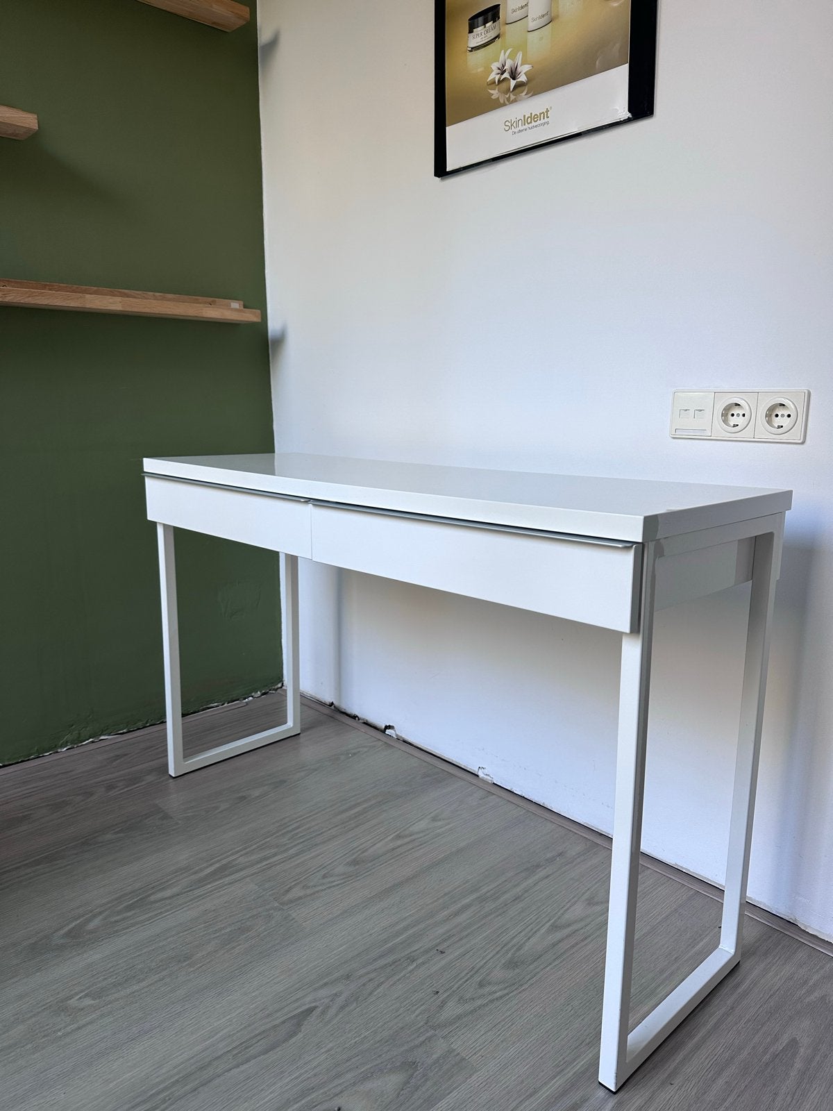 Strak wit bureau met twee lades, IKEA, Ophalen, Met lades, Spaanplaat of MDF, Zo goed als nieuw