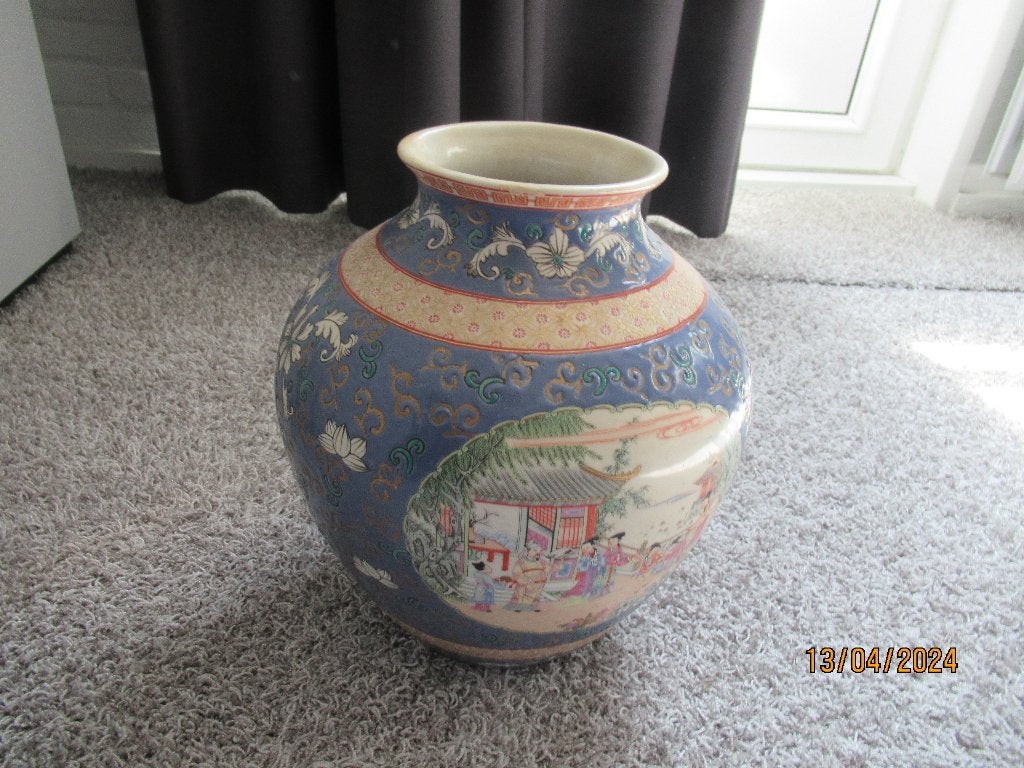 OUDE RONDE BEWERKTE CHINESE VAAS MET BLOEMMOTIEVEN + FIGUREN, Antiek en Kunst, Antiek | Vazen, Ophalen of Verzenden