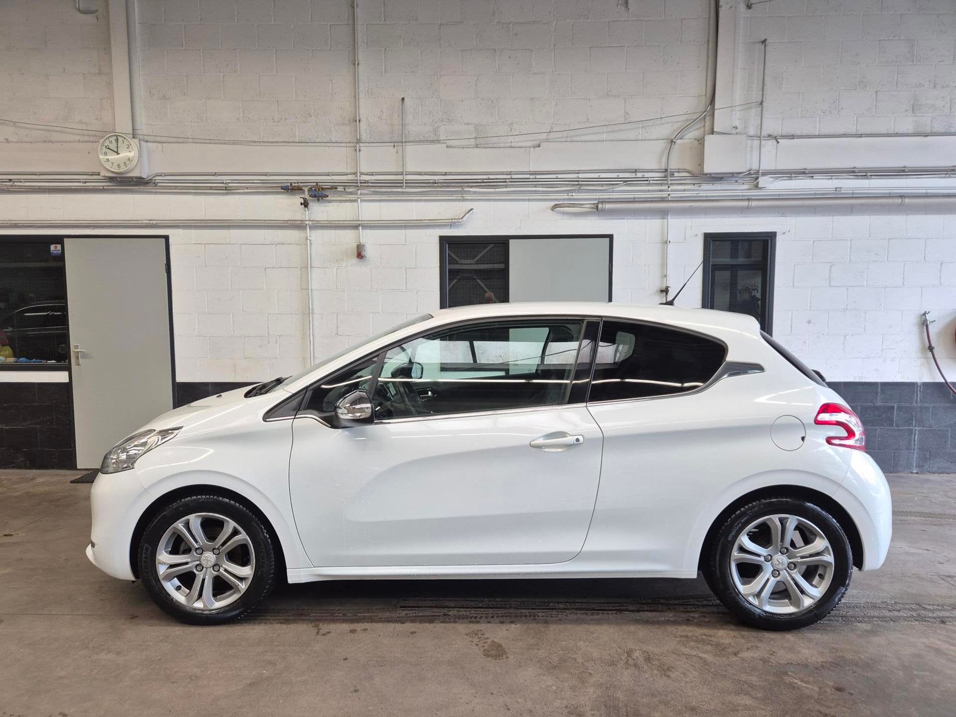 Peugeot 208 1.2 VTi Allure 12mnd garantie, Auto's, Voorwielaandrijving, Euro 5, Gebruikt, 31 €/maand