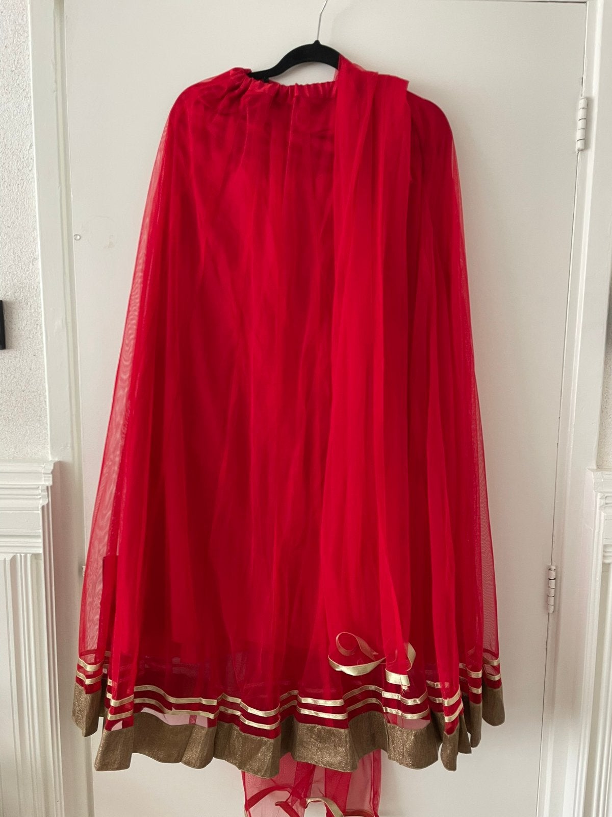 Prachtige Indiase Anarkali Jurk met Rode Details, Galajurk, Beige, Zo goed als nieuw, Ophalen