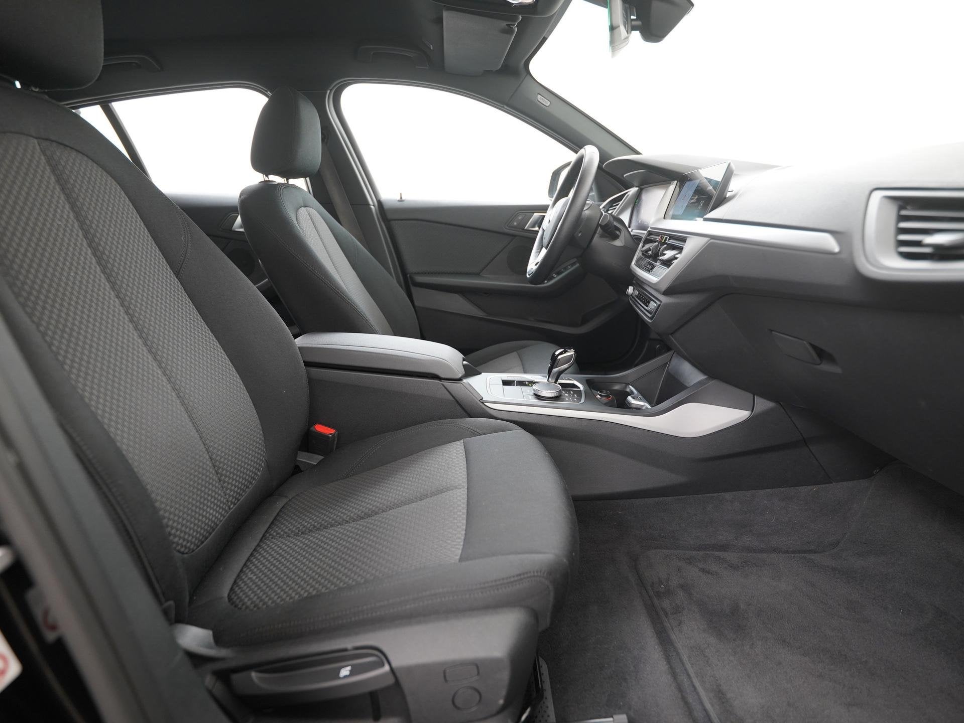BMW 1 Serie 118i Executive Automaat | Live Cockpit Professio, Auto's, Gebruikt, Zwart, 3 cilinders, Geïmporteerd