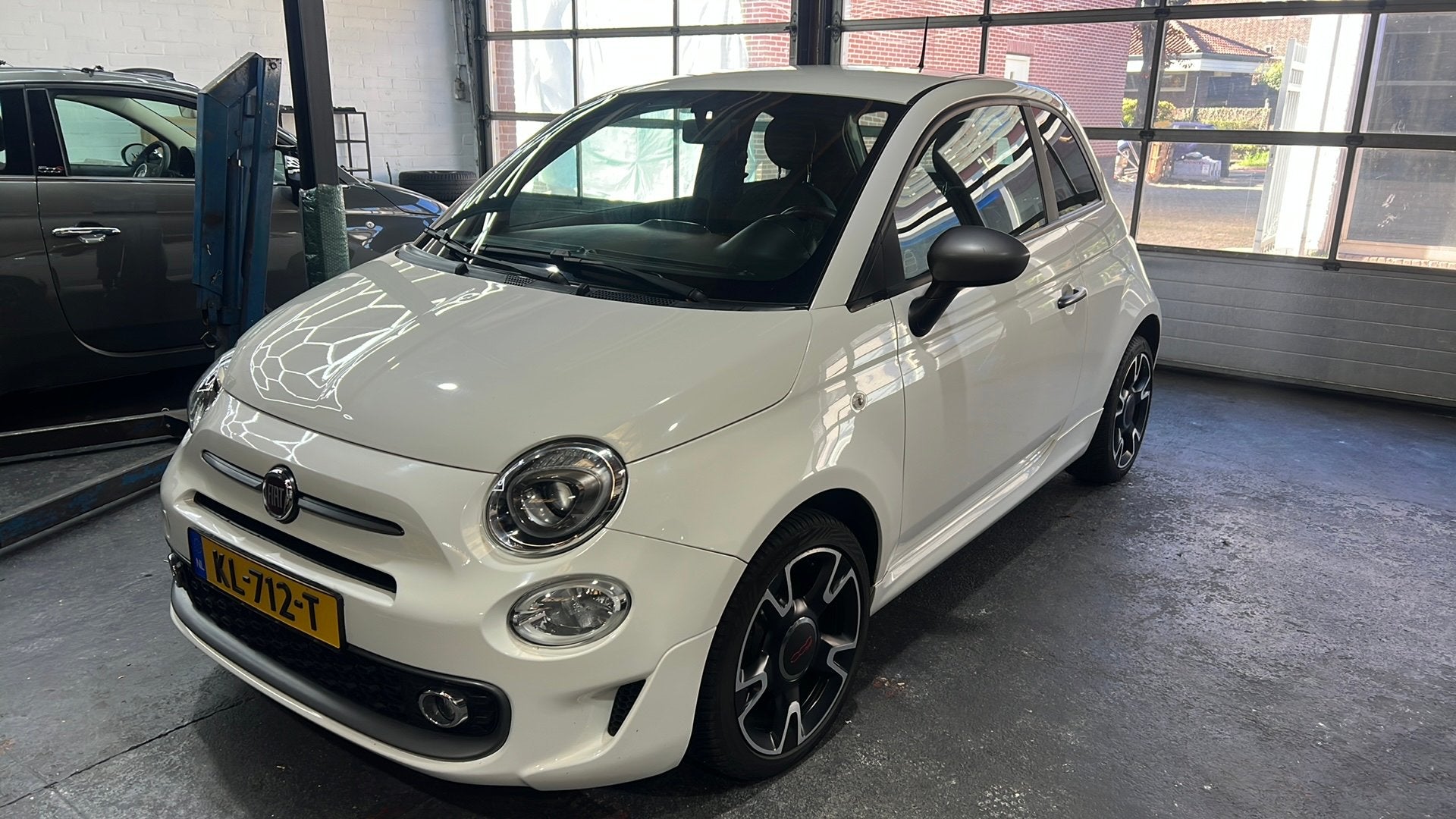 Fiat 500 Twinair Turbo 80pk 2016 Wit, Auto's, Voorwielaandrijving, 31 €/maand, Origineel Nederlands, Bedrijf
