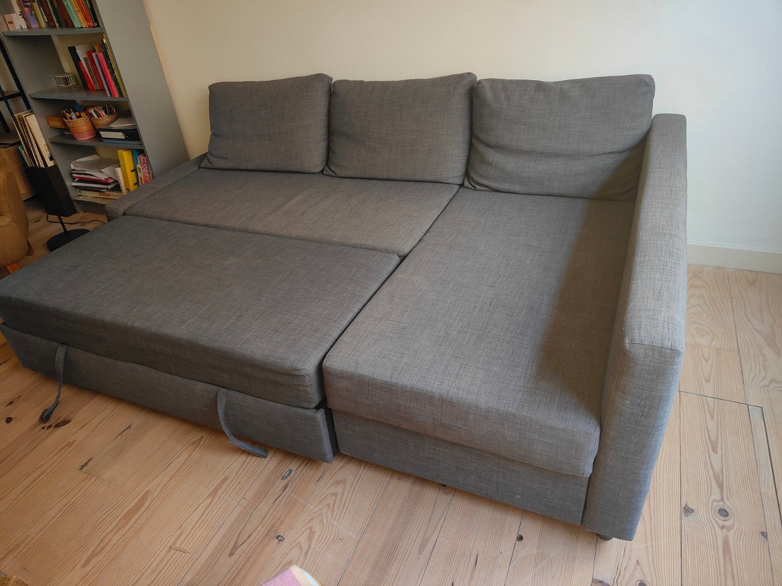 Friheten grijze (slaap)bank van Ikea. In goede staat., Ophalen of Verzenden, Zo goed als nieuw