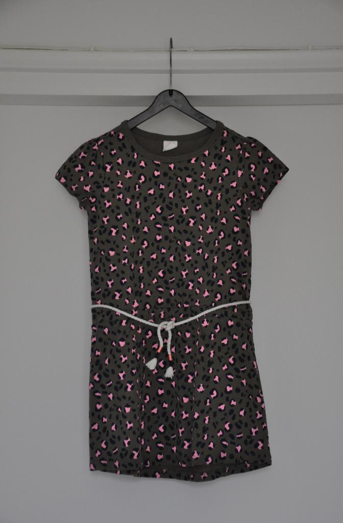 hema jurk 122,128, cheeta jurk 122,128, dress 122,128, Meisje, Ophalen of Verzenden, Zo goed als nieuw, Jurk of Rok