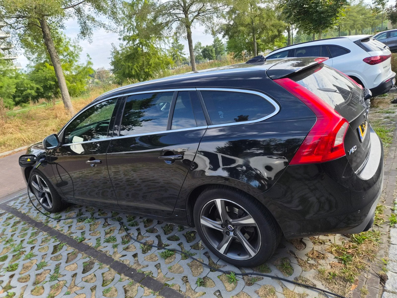 Volvo V60 D6 R design Twin Engine 288pk Geartronic AWD Plug, Auto's, Automaat, 1800 kg, Zwart, Vierwielaandrijving