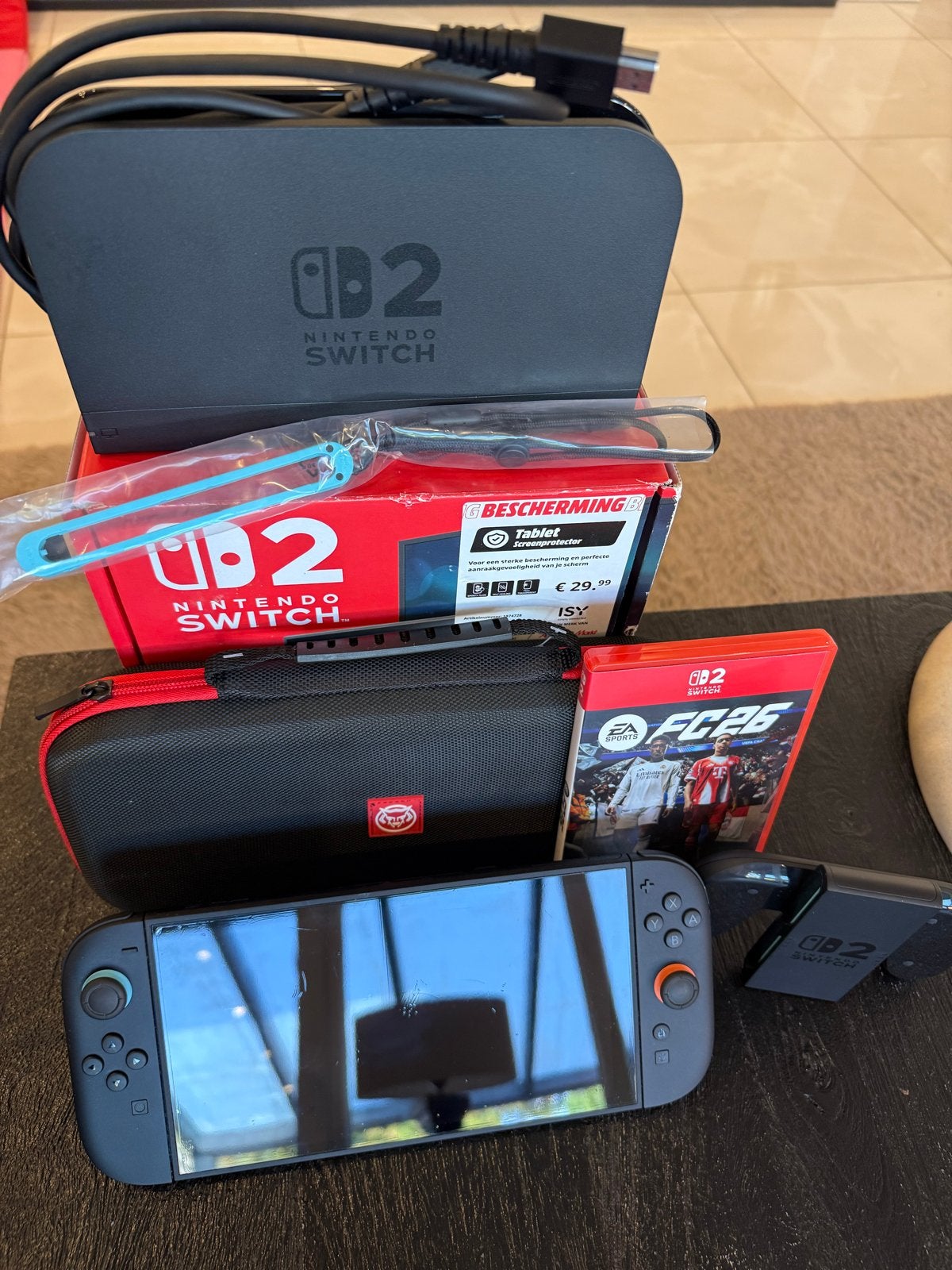 Nintendo Switch 2 + FC 26 –zelden gebruikt, compleet in doos, Spelcomputers en Games, Switch OLED, Met games, Met 2 controllers