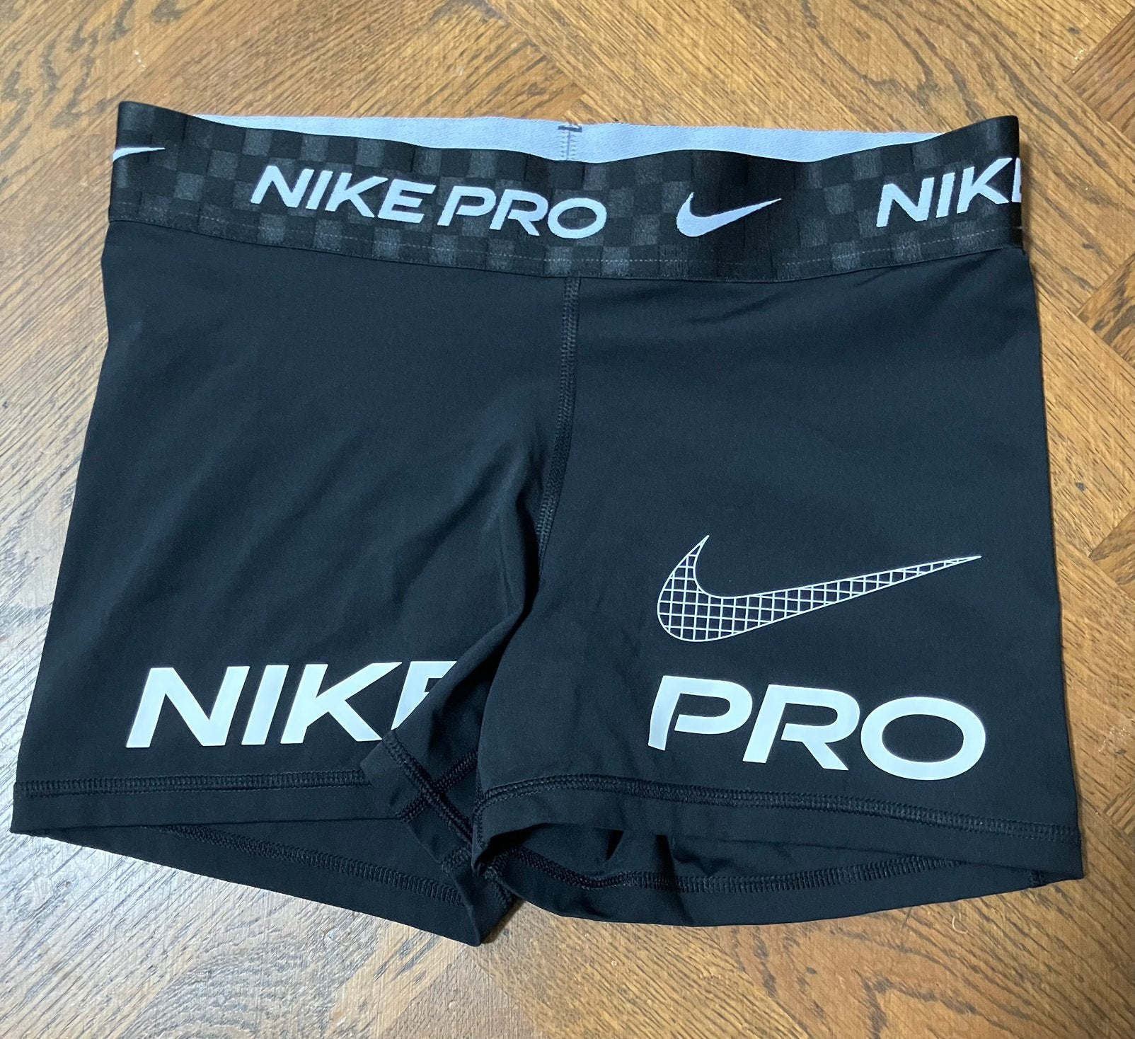 Nike sport short maat L dames, Kleding | Dames, Sportkleding, Ophalen of Verzenden, Zo goed als nieuw, Maat 38/40 (M)