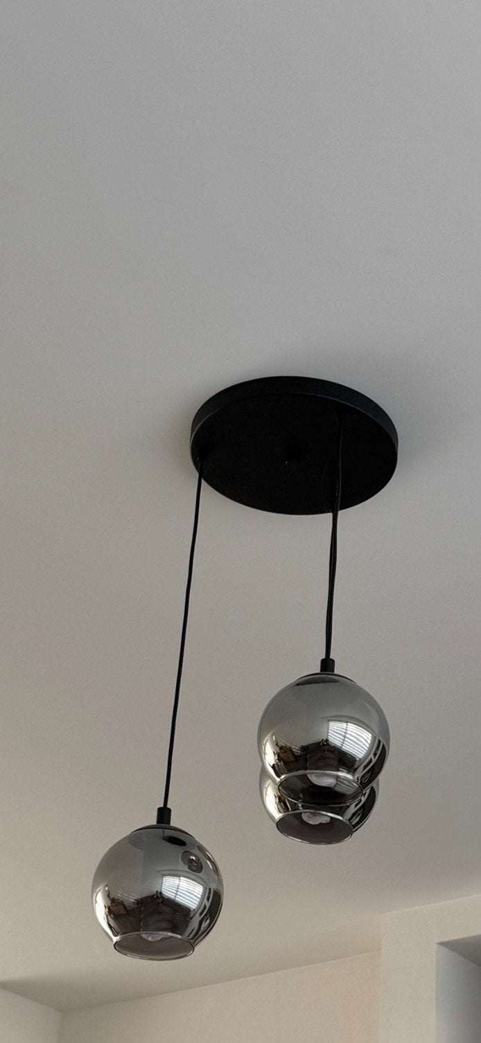 Twee stuks Moderne hanglamp met 3 rookglazen bollen, Ophalen of Verzenden, Zo goed als nieuw, Glas, E27 (groot)