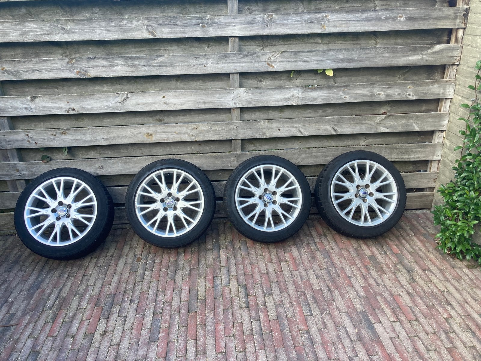 Volvo v70 tweede generatie volgen met winterbanden, Auto-onderdelen, Ophalen, Winterbanden, Banden en Velgen