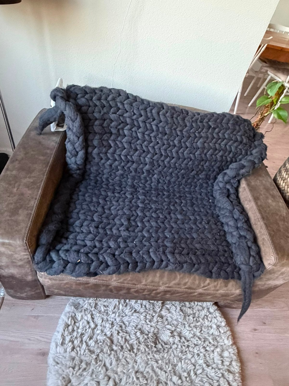 mooie stoel met oderne staande lamp met bruine kap, Ophalen, Gebruikt, E27 (groot), Textiel