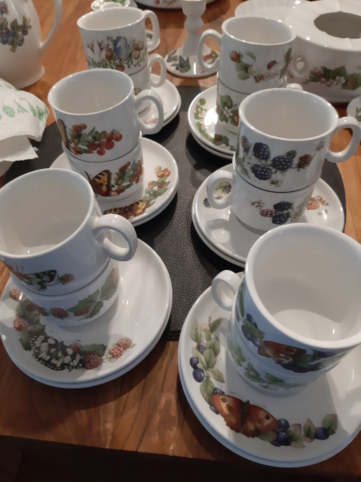 24 kop en schotels marjolein bastin bosvruchten, Ophalen of Verzenden, Zo goed als nieuw, Overige stijlen, Kop(pen) en/of Schotel(s)