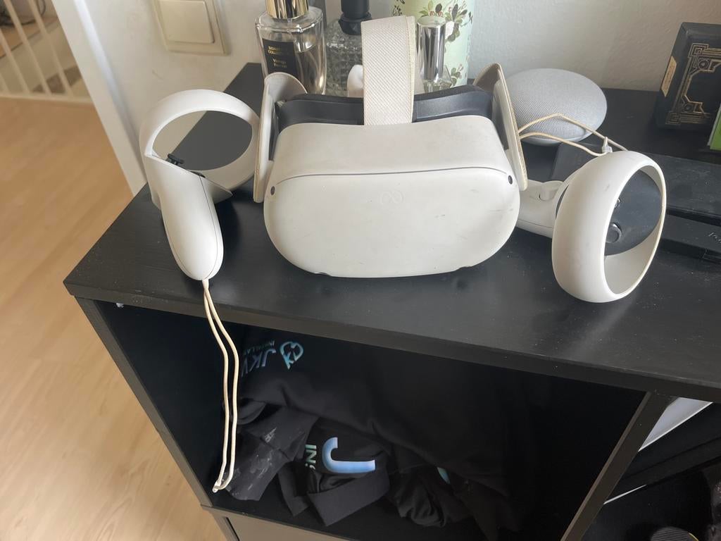 Oculus Quest 2 VR-bril met controllers, Spelcomputers en Games, Virtual Reality, Ophalen, Zo goed als nieuw, VR-bril, Overige platformen