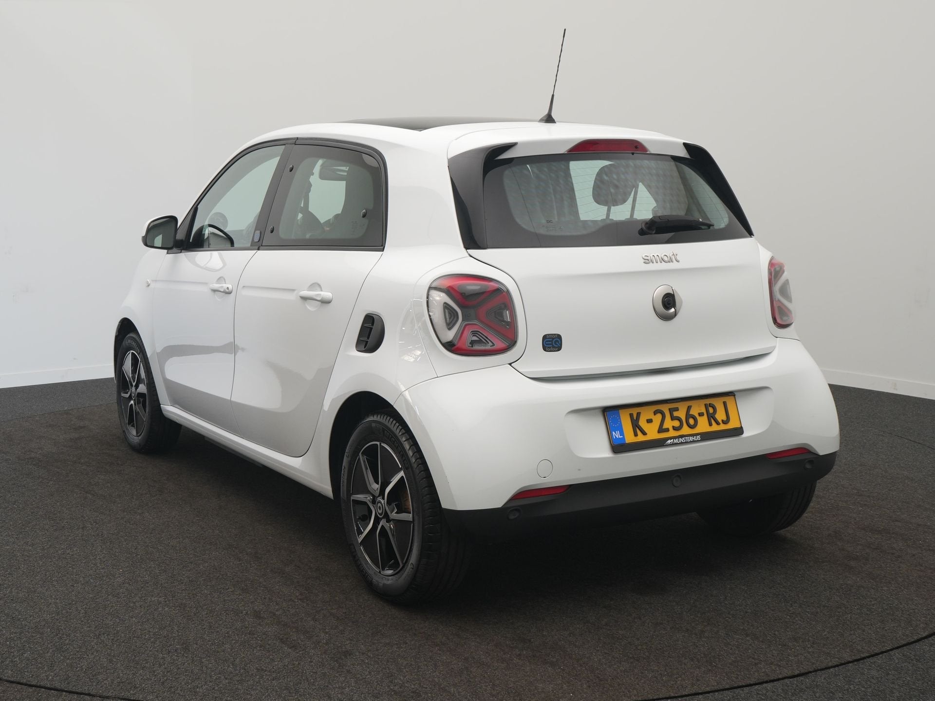 Smart Forfour EQ Comfort PLUS 18 kWh - RIJKLAARPRIJS - NAP L, Auto's, Smart, Automaat, 12 maanden, Achterwielaandrijving, Gebruikt