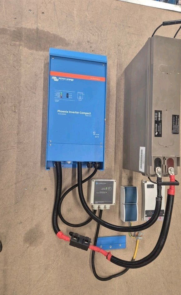 Victron 12 2000 + Victron 200 ah agm accu Dc/Dc, Ophalen