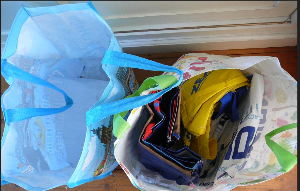 Stevige plastic tassen / plastic shoppers - gratis, Ophalen, Zo goed als nieuw, 30 cm of meer, Minder dan 35 cm