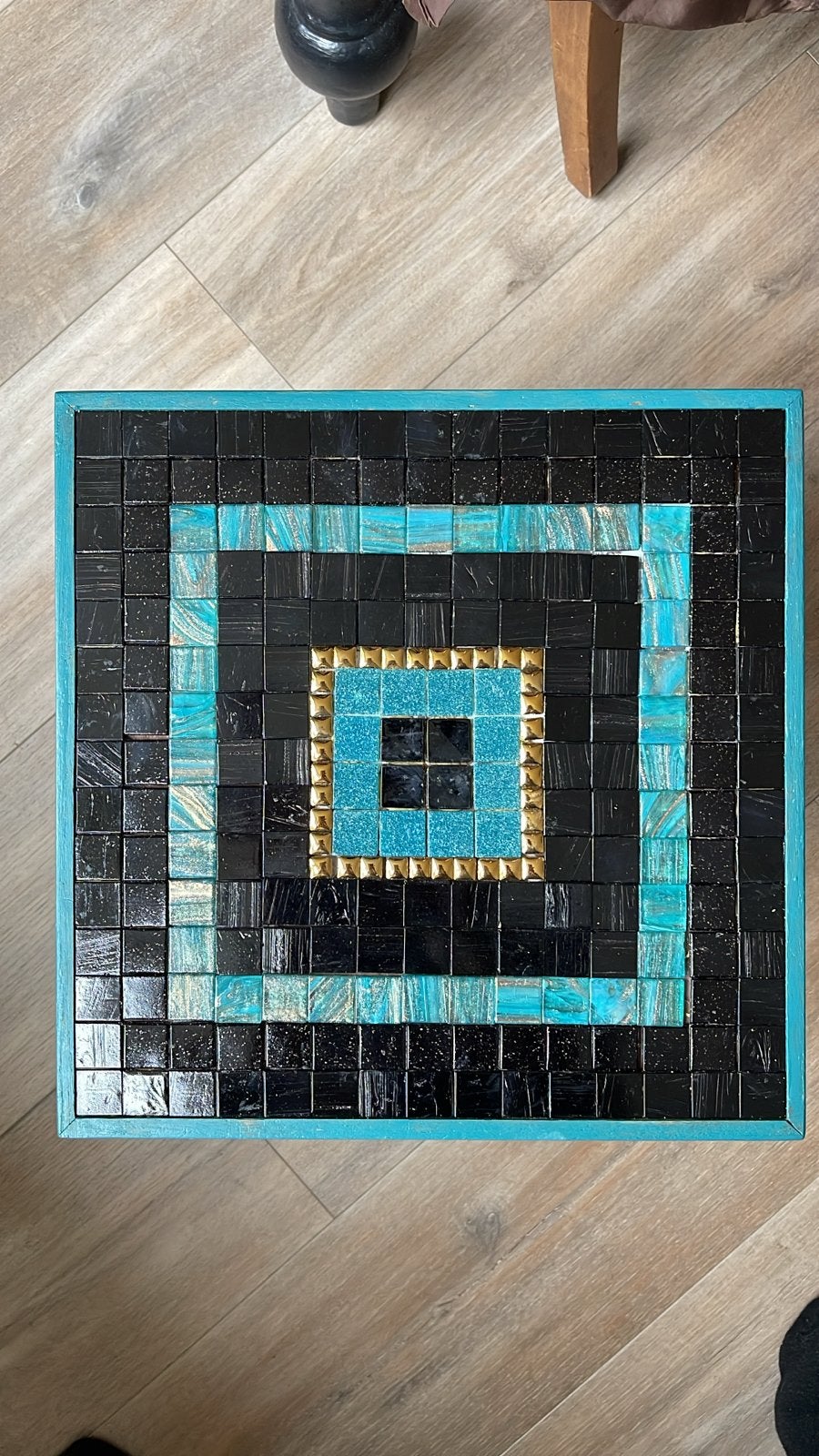 Unieke bijzettafel met mozaïekblad en turquoise onderstel, Minder dan 55 cm, Gebruikt, Vierkant, Ophalen of Verzenden