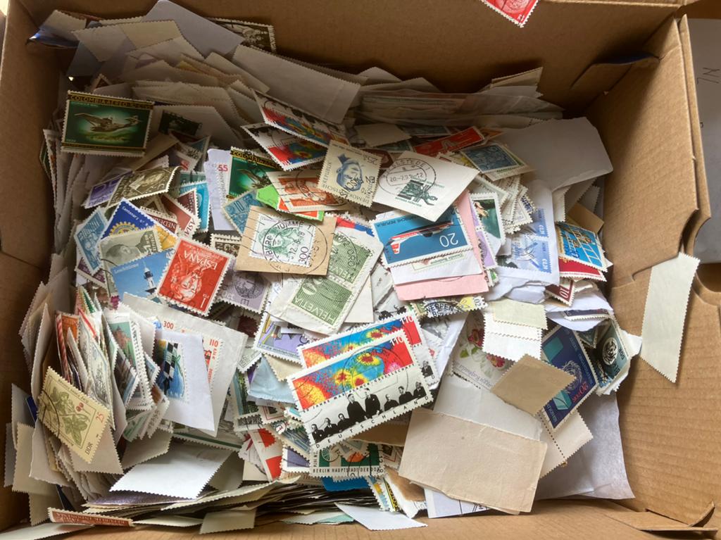Schoenendoos vol postzegels, vnl afgeweekt, Postzegels en Munten, Postzegels | Volle albums en Verzamelingen, Ophalen of Verzenden