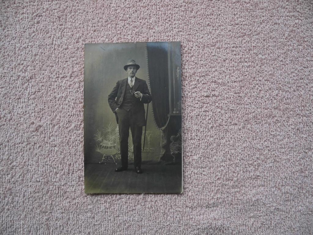 Mijnheer met hoed, sigaar, en wandelstok, Ophalen of Verzenden, Voor 1940, Gebruikt, Overige onderwerpen