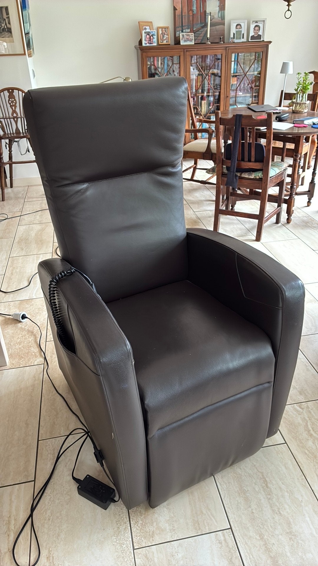 Electrisch, staopstoel van bruin leder. Draaibaar., Huis en Inrichting, Fauteuils, Ophalen, Gebruikt, 50 tot 75 cm, Leer