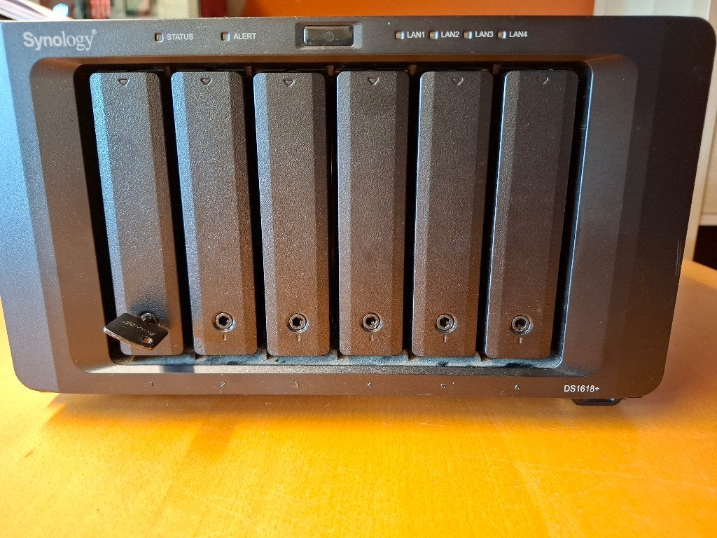 Synology DS1618+ NAS – 4 GB RAM – 5 schijven – 3,5 TB netto, Ophalen of Verzenden, Gebruikt
