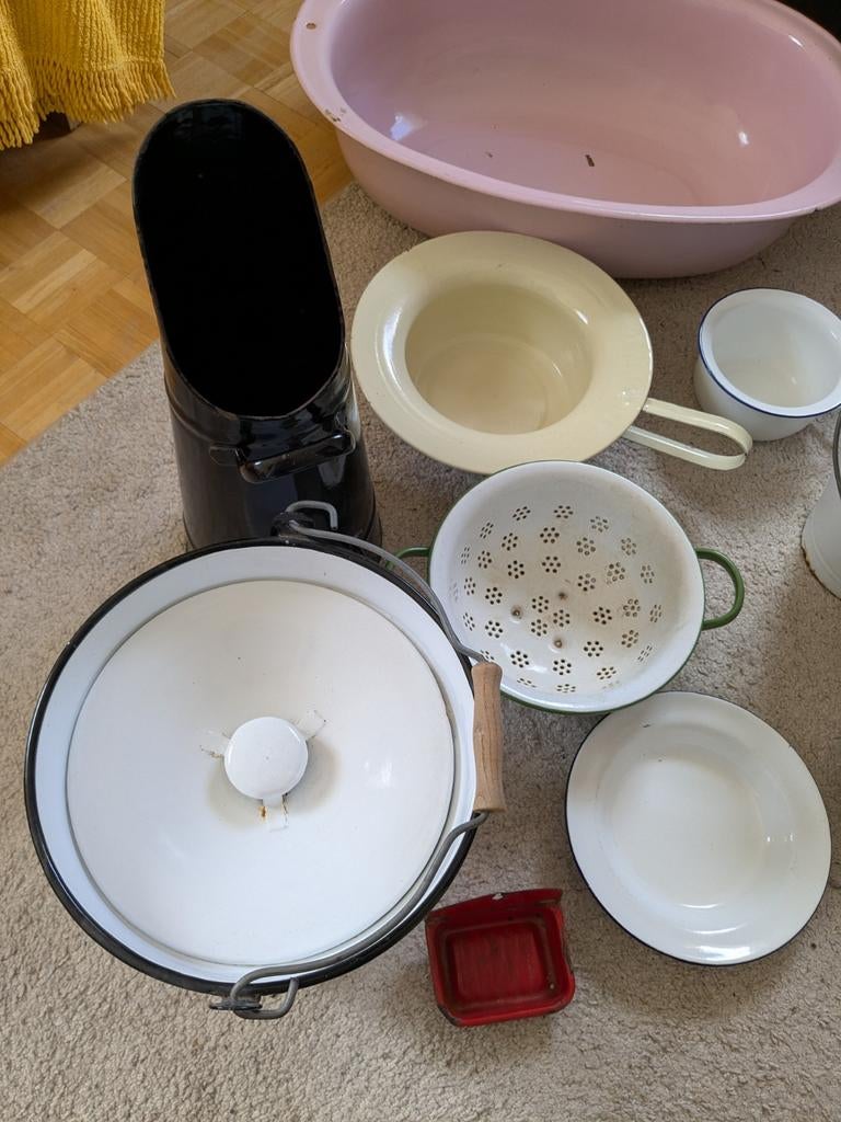 Grote partij emaille items: babybadje, emmers, Antiek en Kunst, Ophalen