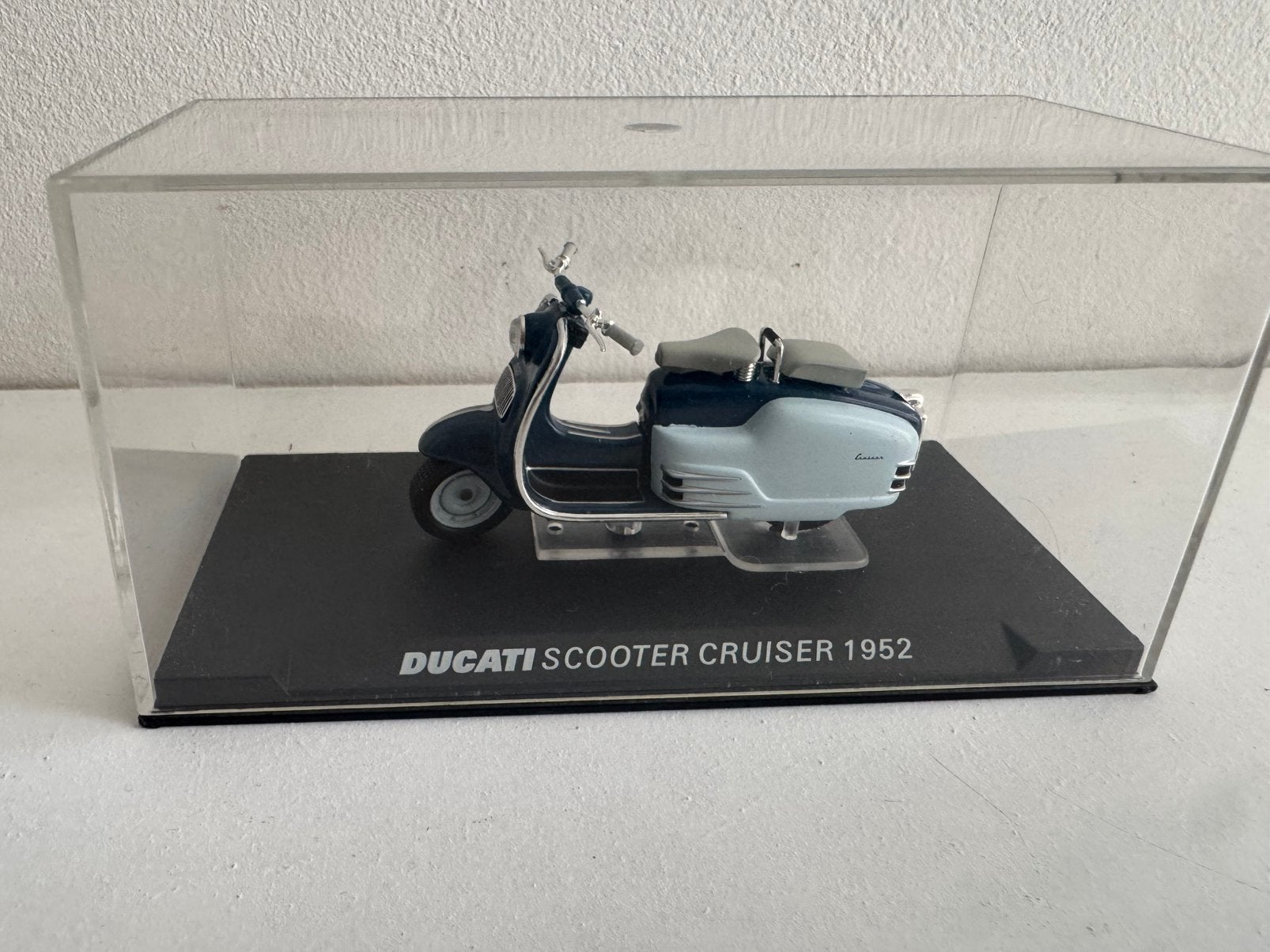 1:24 Ducati Scooter Cruiser 1952 Atlas in doos, Hobby en Vrije tijd, Ophalen of Verzenden, Gebruikt, Motor, Overige merken