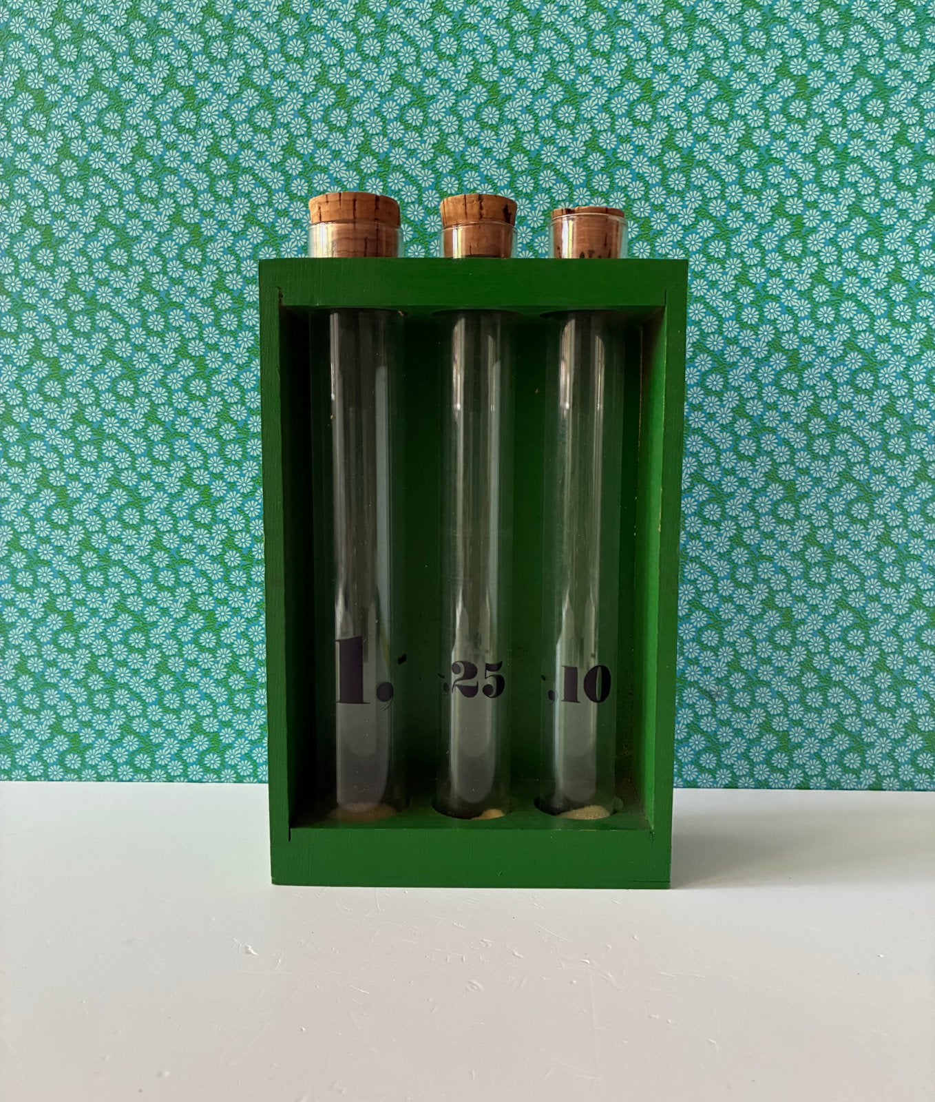 Vintage rekje met buizen spaarpot (guldens), Overige materialen, Gebruikt, Ophalen of Verzenden, Overige thema's