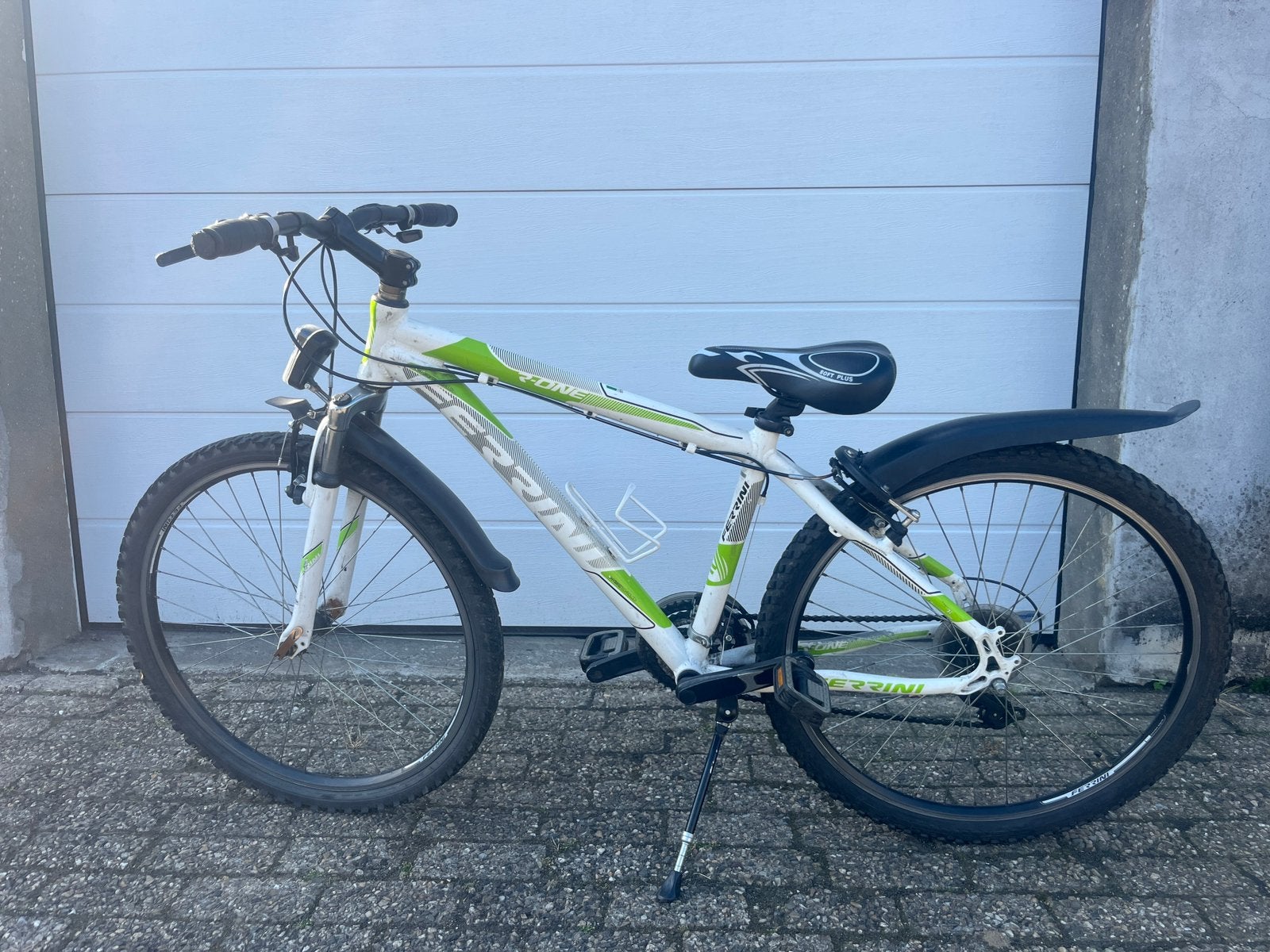 Te koop 26inch. Ferrini T-One MTB in witte/groene kleur., Velgrem, Versnellingen, Zo goed als nieuw, Ophalen