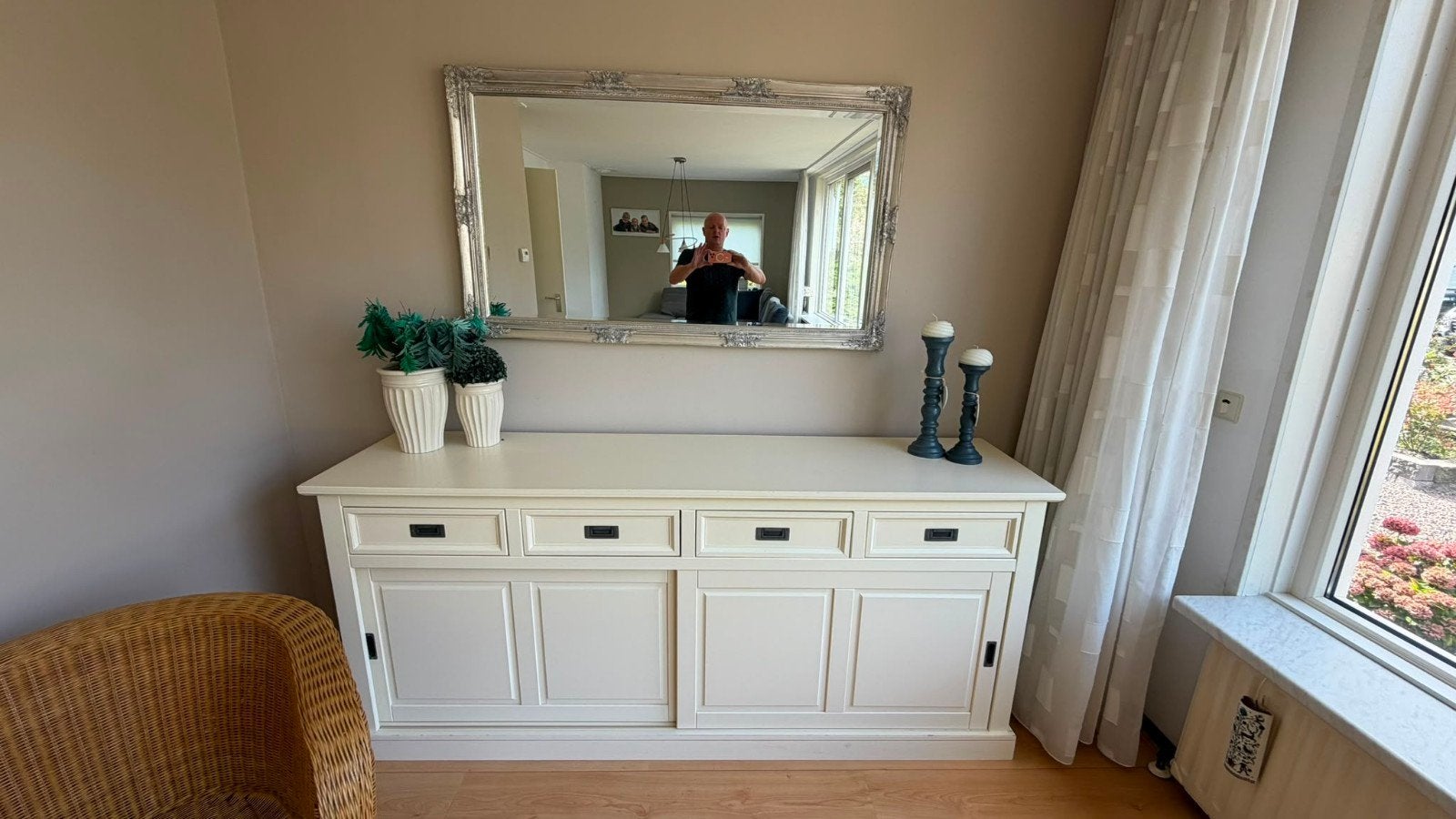 Prachtig wit dressoir met schuifdeuren en lades, Ophalen, Met lade(s), 150 tot 200 cm, Zo goed als nieuw