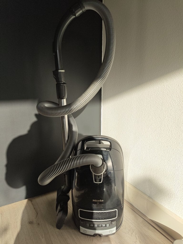 Miele S8310 - 2200 Watt, Stofzak, Inclusief accessoires, Refurbished, Ophalen of Verzenden