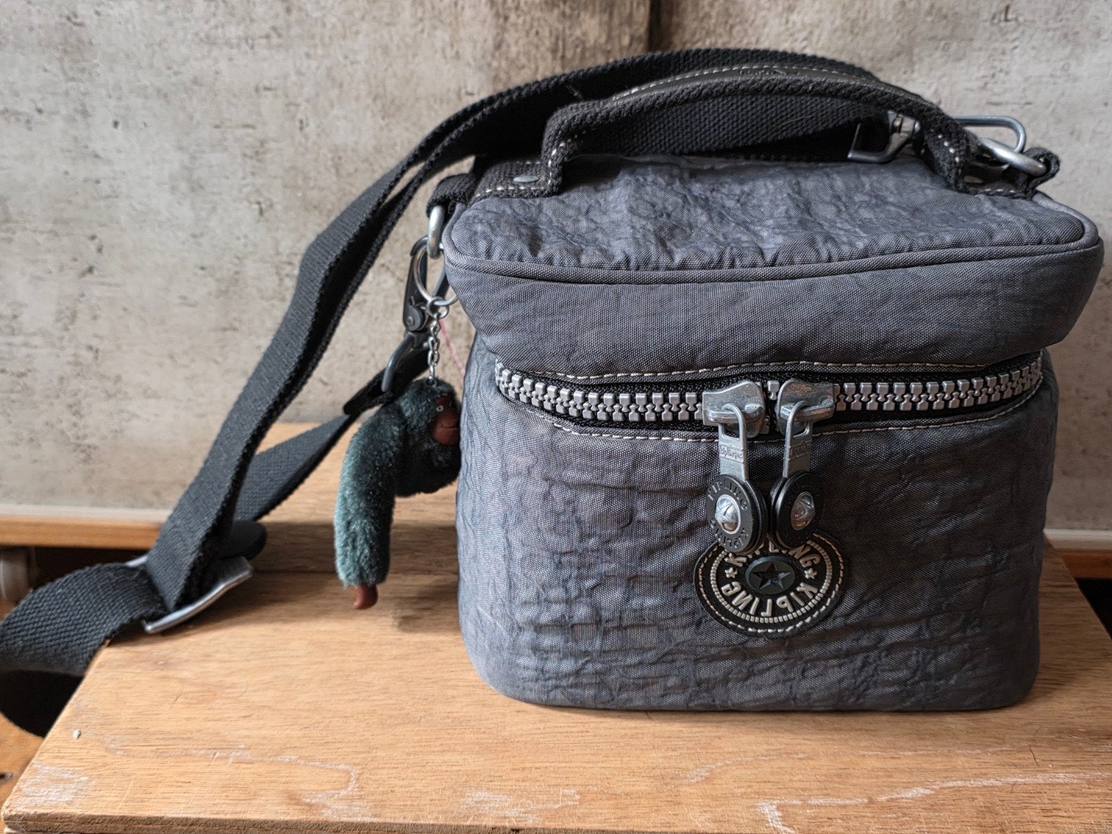 Kipling Make-up Tasje/Toilettas - Grijs met Spiegel, Sieraden, Tassen en Uiterlijk, Gebruikt, Softcase, Ophalen of Verzenden, Met spiegeltje(s)