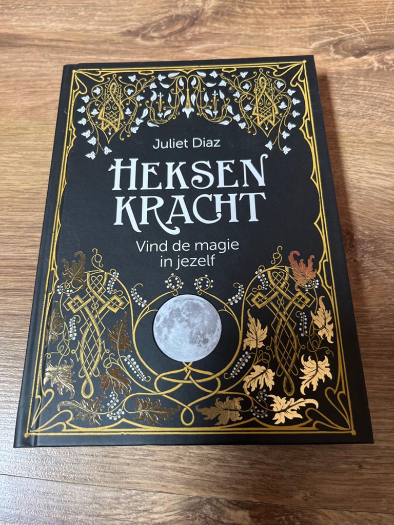 Heksenkracht: Vind de magie in jezelf - Juliet Diaz, Boeken, Ophalen of Verzenden, Zo goed als nieuw, Spiritualiteit algemeen