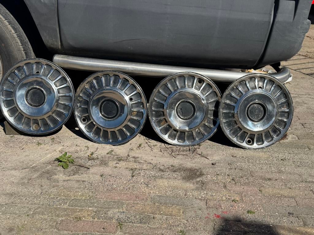 Wieldoppen oldtimer triumph, Ophalen, Triumph