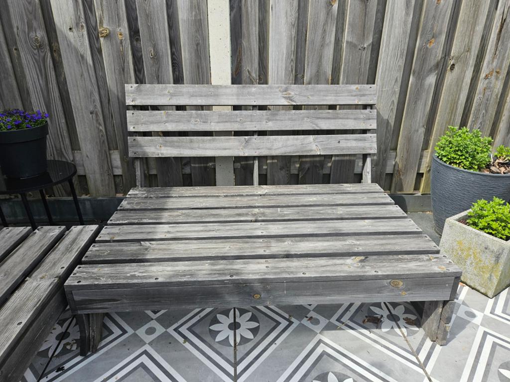 2 Karwei houten palletbanken met kussens - Goes, Ophalen