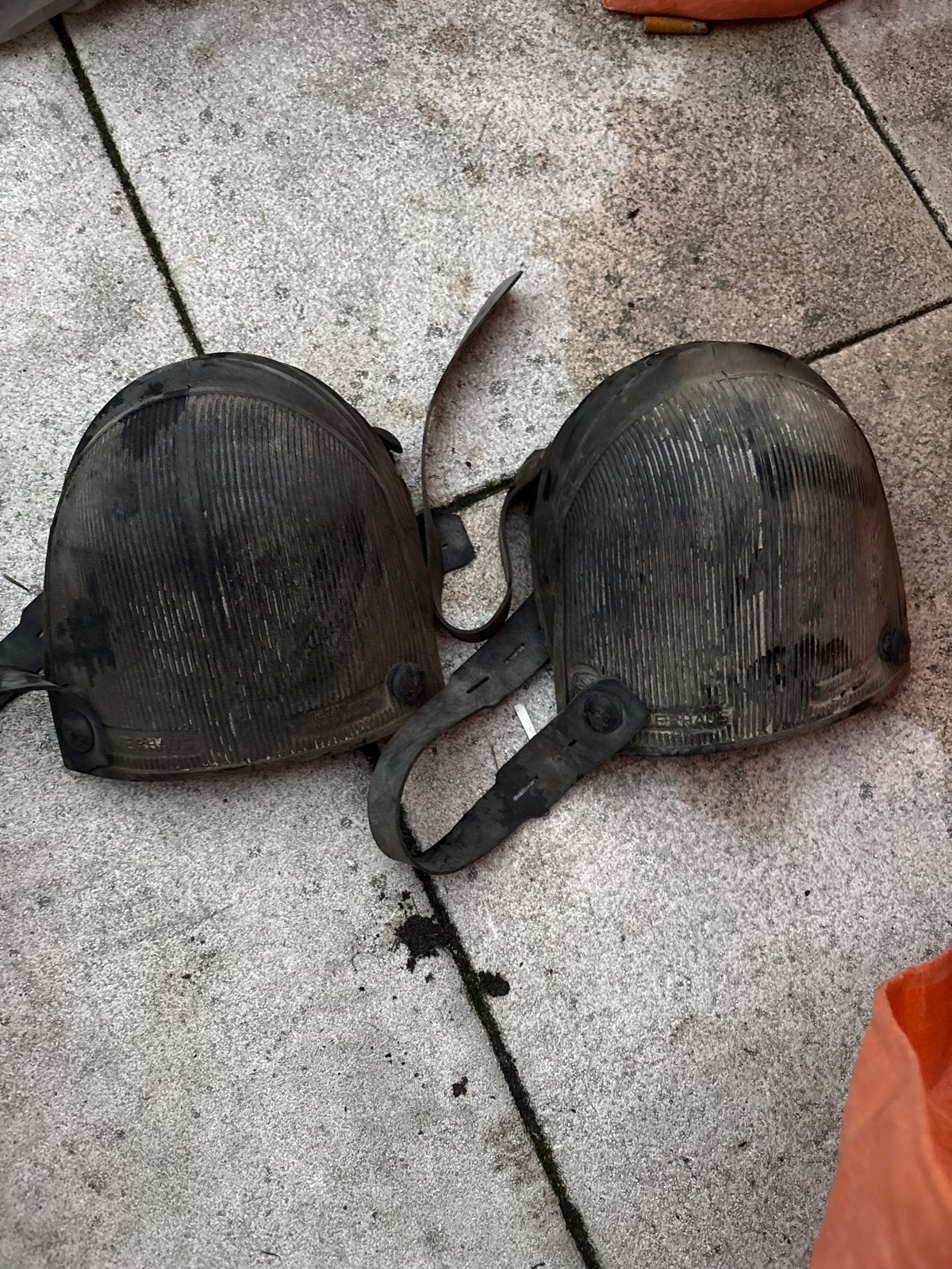 Kniebeschermers, Ophalen