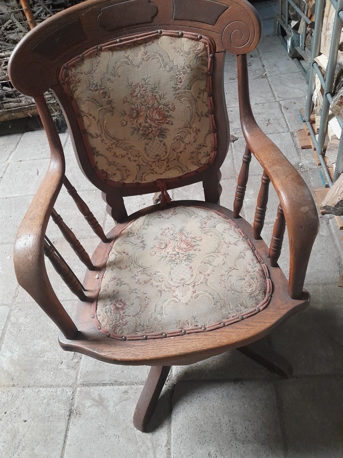 Antieke houten stoel met bloemenbekleding, Hobby en Vrije tijd, Overige Hobby en Vrije tijd, Ophalen