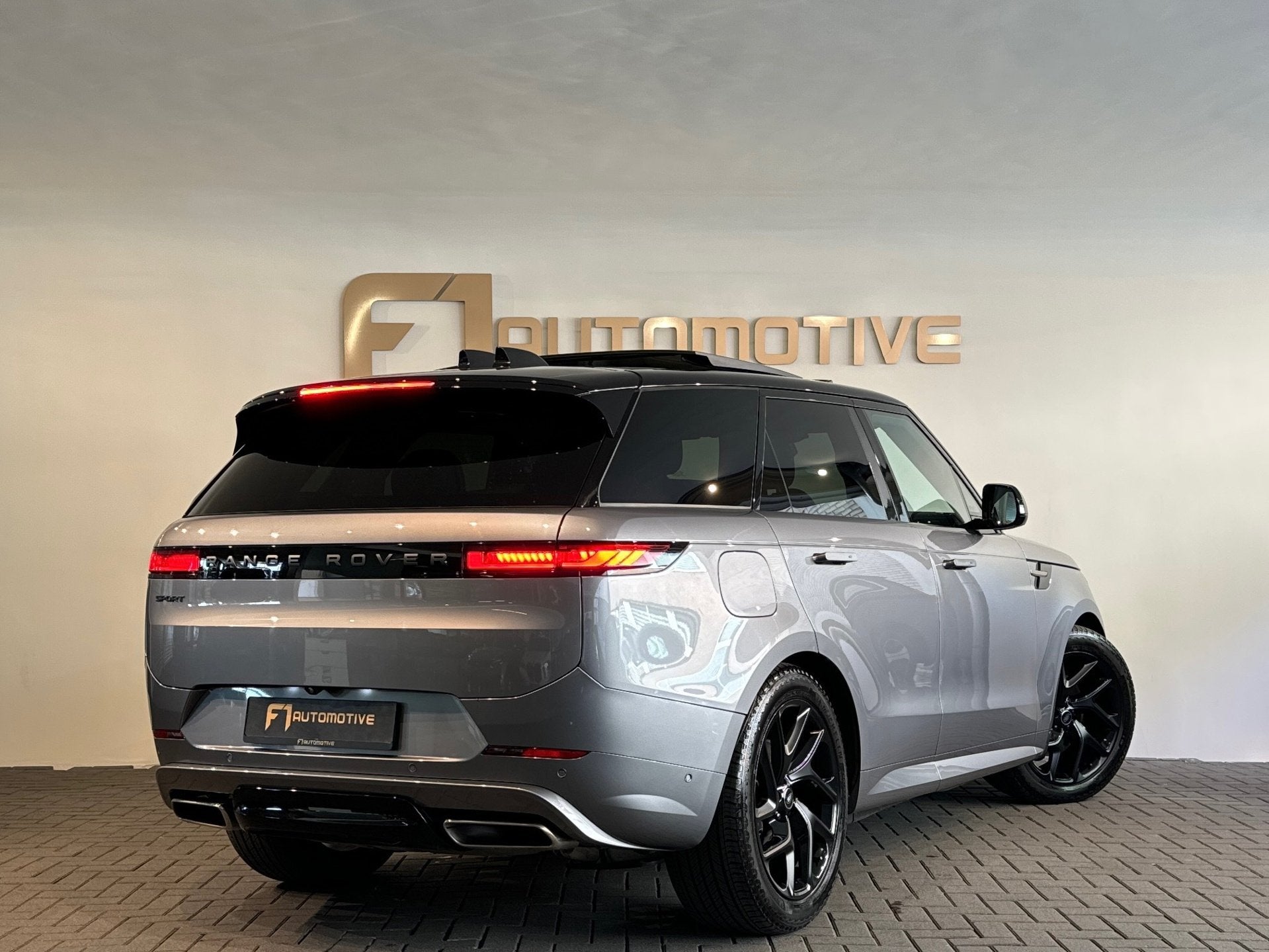 Land Rover Range Rover Sport 3.0 P460e Dynamic SE Pano|BTW, Auto's, Land Rover, Automaat, Zwart, 2996 cc, Bedrijf