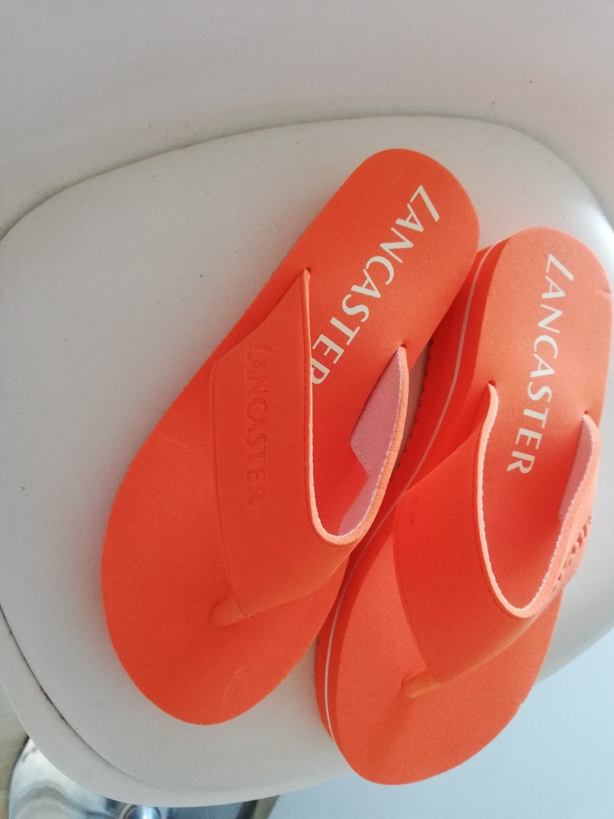 Nieuwe oranje slippers met witte rand, Ophalen of Verzenden, Nieuw, Oranje
