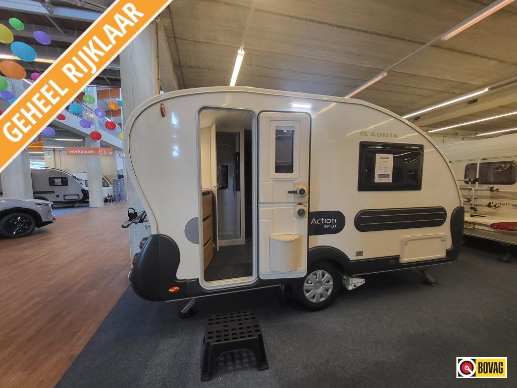 Adria Action 391 LH; nieuwstaat en super compleet, Caravans en Kamperen, Caravans, Tot en met 2, Bedrijf, 750 - 1000 kg, Adria