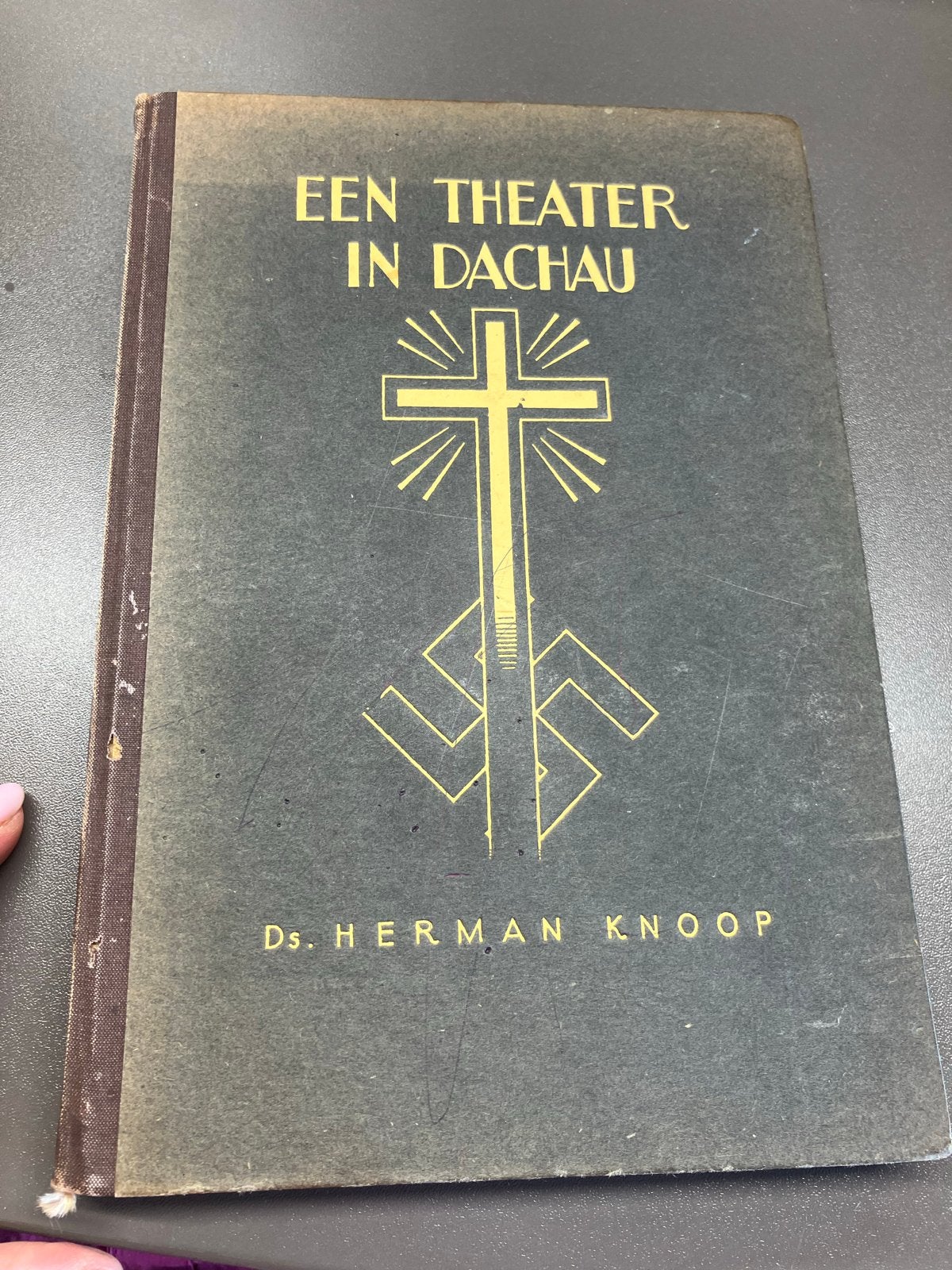 Een Theater in Dachau - Ds. Herman Knoop (1946), Ophalen of Verzenden, Tweede Wereldoorlog, Gelezen, Overige onderwerpen