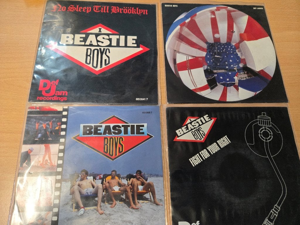 4 Singles van Beastie Boys oa Hey Ladies, Cd's en Dvd's, Vinyl Singles, Gebruikt, Verzenden, 7 inch, Fotohoes