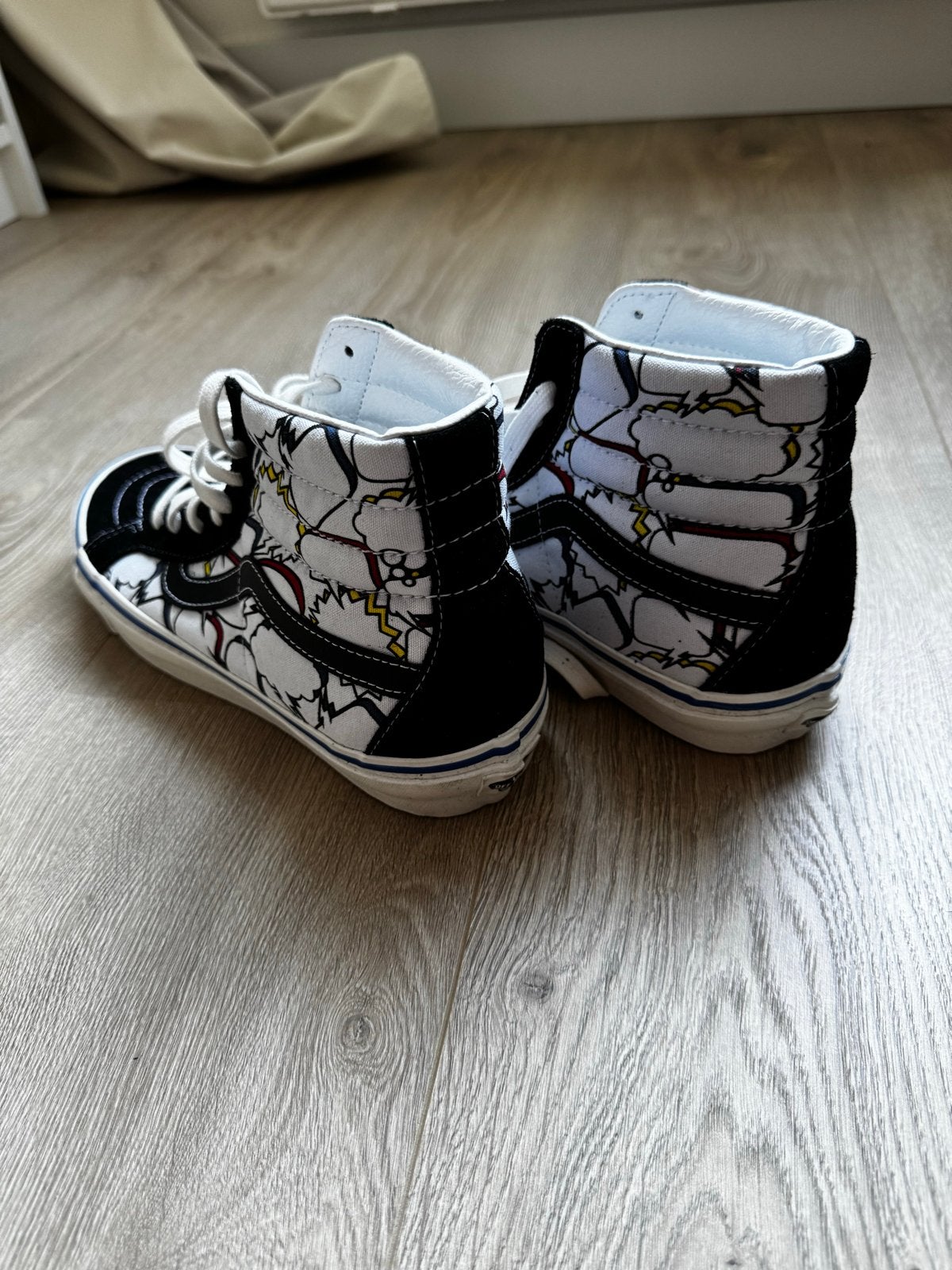 Vans Sk8-Hi Sneakers - Zwart/Wit met print M-42,5, Ophalen of Verzenden, Nieuw, Zwart, Sneakers of Gympen