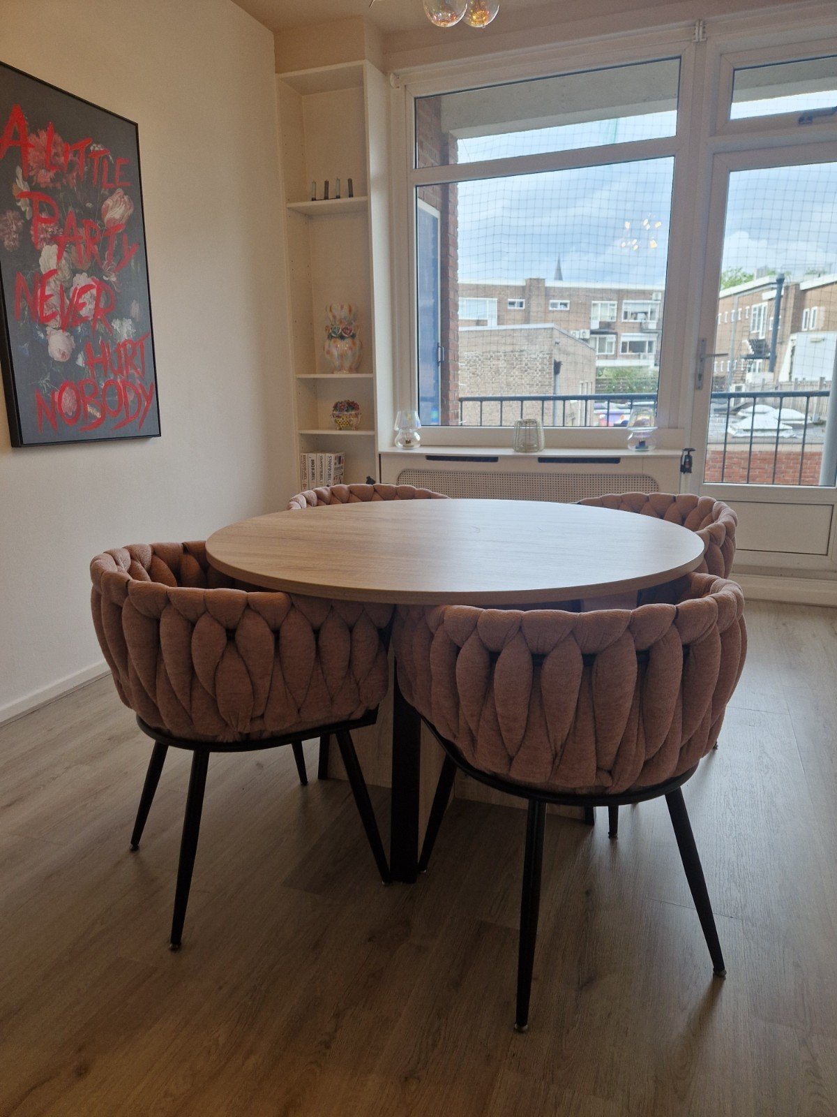 Eethoek: Ronde Tafel met 4 roze designer Stoelen, Huis en Inrichting, Tafels | Eettafels, Ophalen, Gebruikt, Rond, Vier personen