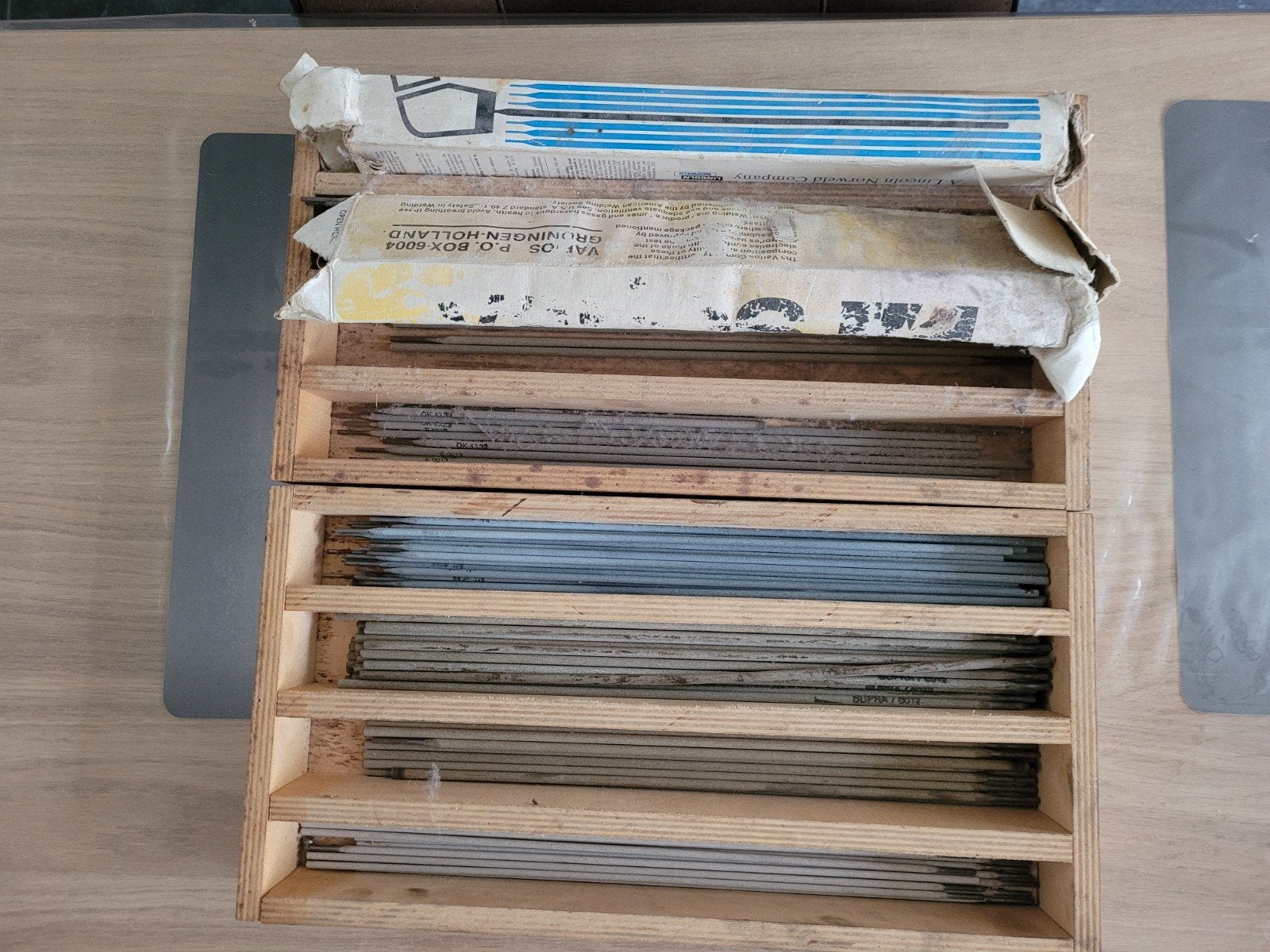 Lasstaven Smitweld en Varios in houten kistjes, Ophalen, Gebruikt, Elektroden