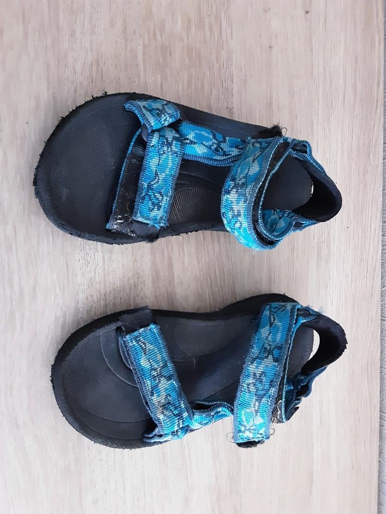 Kinder Teva sandalen met klittenband, voetlengte 18 cm, Kinderen en Baby's, Kinderkleding | Schoenen en Sokken, Gebruikt, Jongen of Meisje