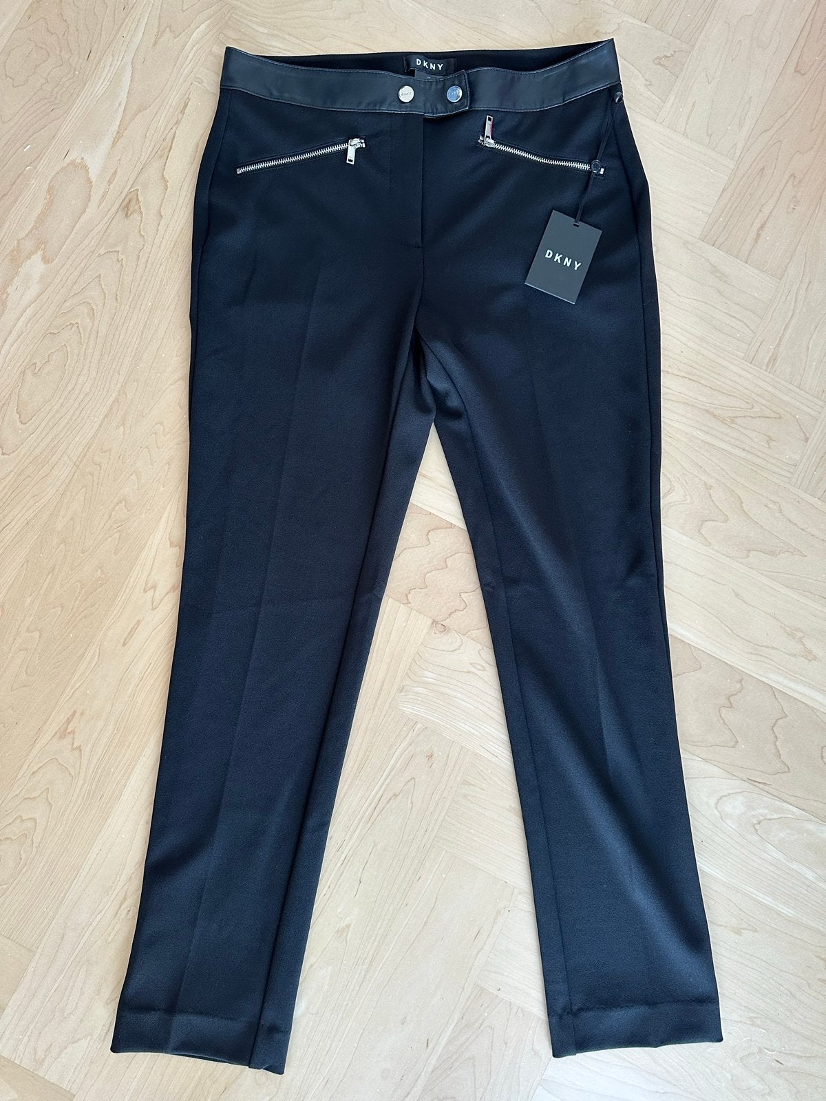 DKNY Zwarte Broek met Leren Details - Maat 4 US/36 NL, Kleding | Dames, Broeken en Pantalons, Verzenden, Zwart, Nieuw, Driekwart
