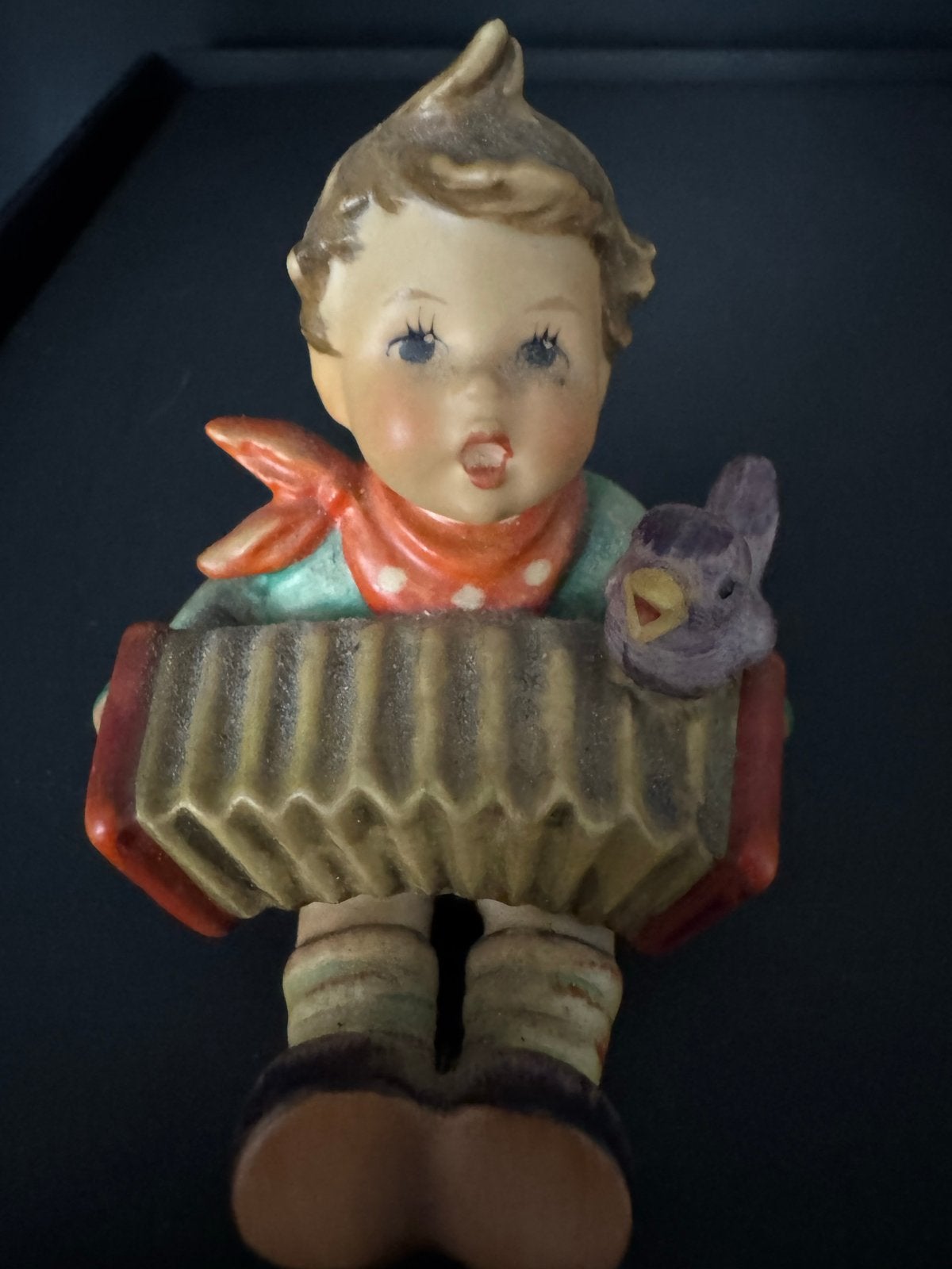 Hummel beeldje jongen met accordeon en vogel, Verzamelen, Verzenden, Gebruikt, Hummel