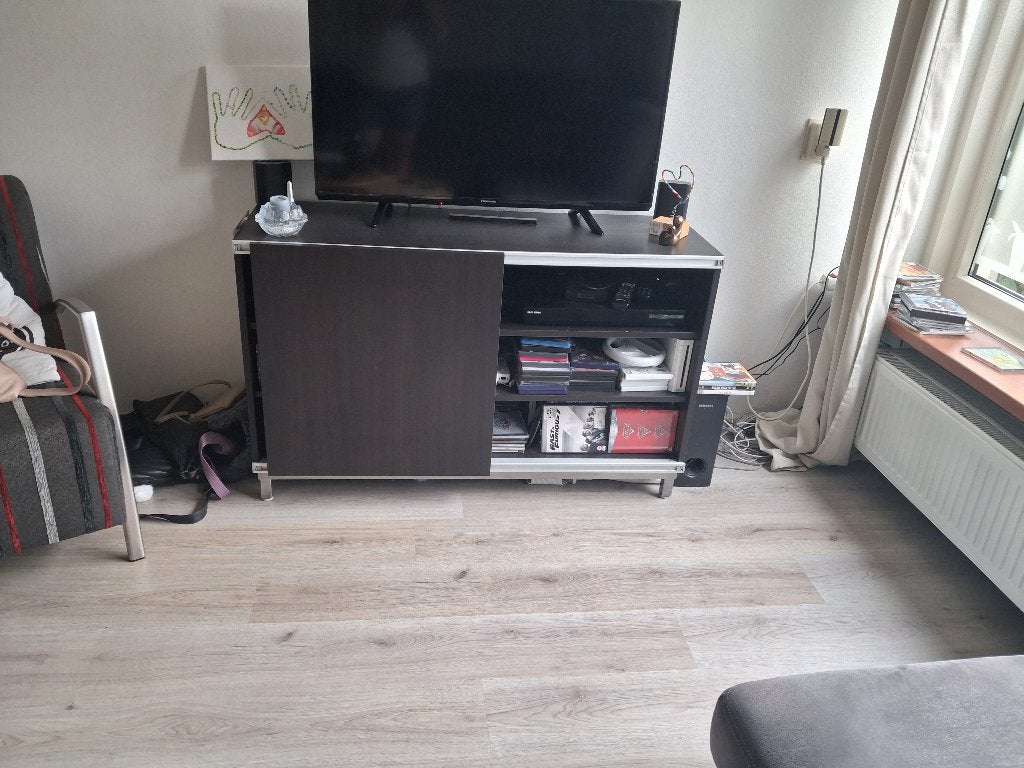 Donkere tv meubel, Ophalen, Gebruikt, 100 tot 150 cm, Minimalistisch, praktisch
